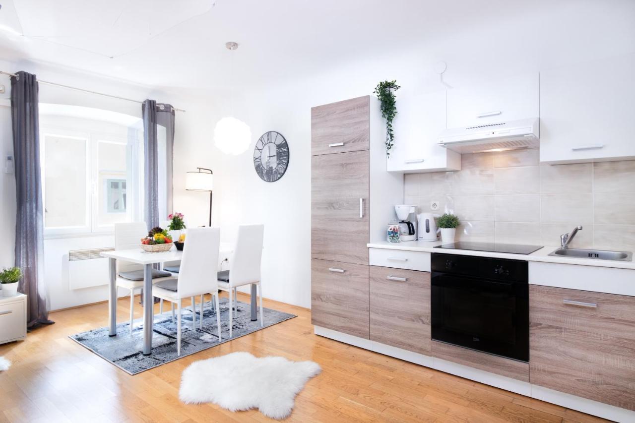 Apartment Santa Barbara Rijeka Buitenkant foto